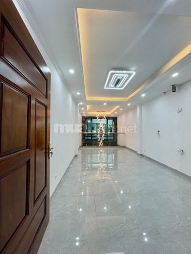 Hiếm Phân lô thang máy Lạc Long Quân, 52m, 8T, 20.5 tỷ