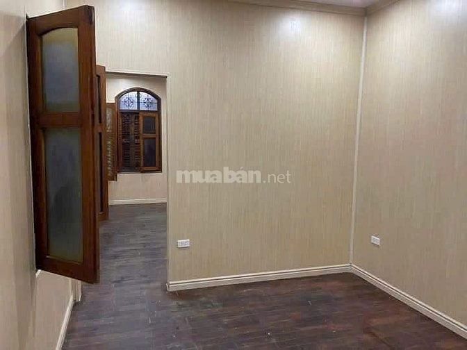 Cho Thuê Nhà Riêng gồm 3 Ngủ Phố Hàng Chuối