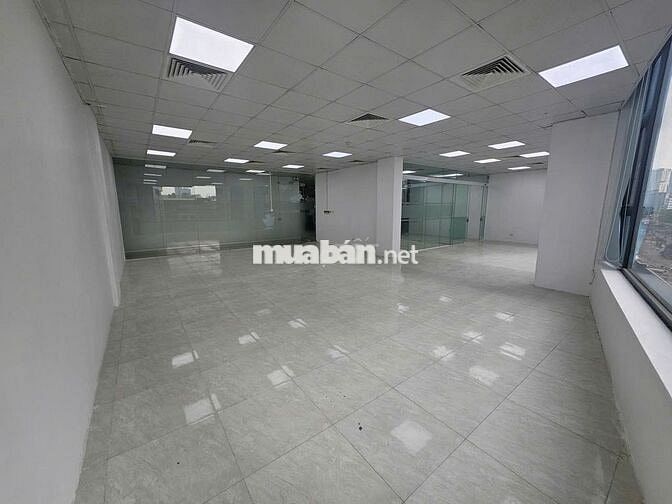 Chính chủ cho thuê văn phòng dt 110m2, mặt tiền 15m cực thoáng