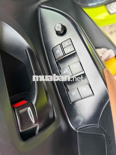 Toyota Innova 2017 Số sàn 7 chỗ Vàng chanh