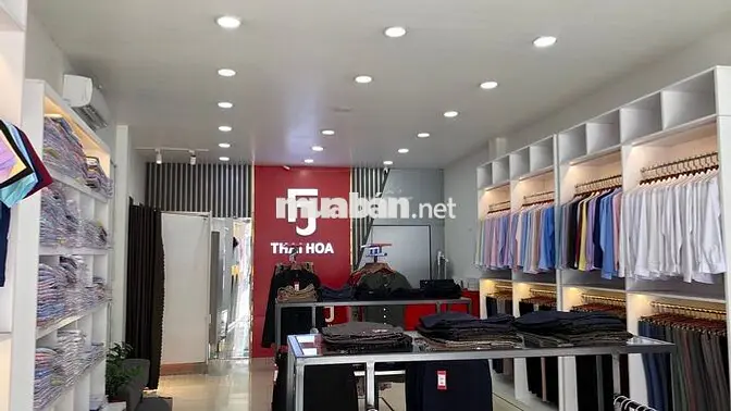 Nhân Viên Bán Hàng Trang Phục Công Sở Nữ 
