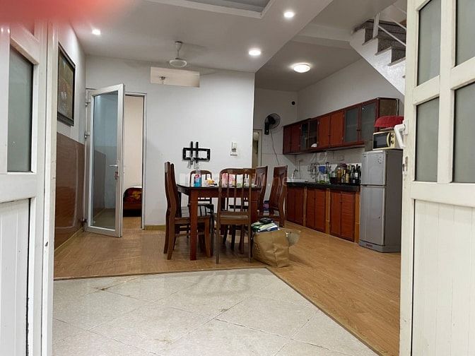 Nhà riêng 3 tầng x45m2 hướng chính nam cho thuê lâu dài tại 238 Âu cơ