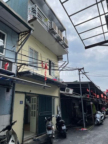 Nhà riêng 3 tầng x45m2 hướng chính nam cho thuê lâu dài tại 238 Âu cơ