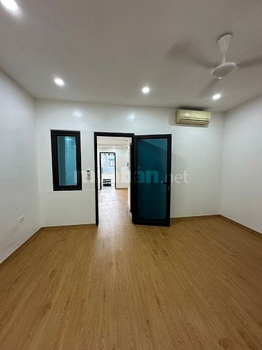 Nhà riêng 3 tầng x45m2 hướng chính nam cho thuê lâu dài tại 238 Âu cơ
