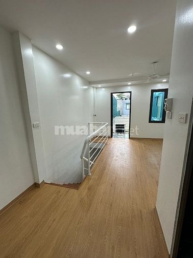 Nhà riêng 3 tầng x45m2 hướng chính nam cho thuê lâu dài tại 238 Âu cơ