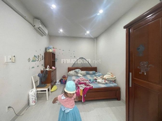 7 tỷ 2 - 100m ngang hơn 8m nhà 3 tầng kiên cố sát Vạn Phúc City 