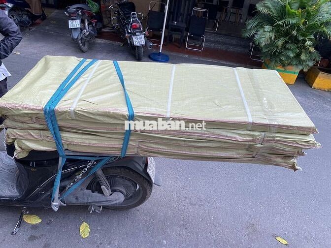 Nhân viên giao hàng xe máy Q10