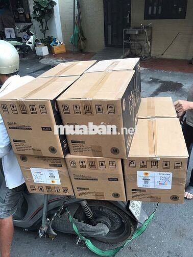 Nhân viên giao hàng xe máy Q10