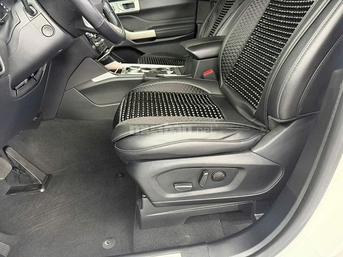 Cần bán 1 xe Ford Explorer đi được 32.000 km, xe còn mới toanh
