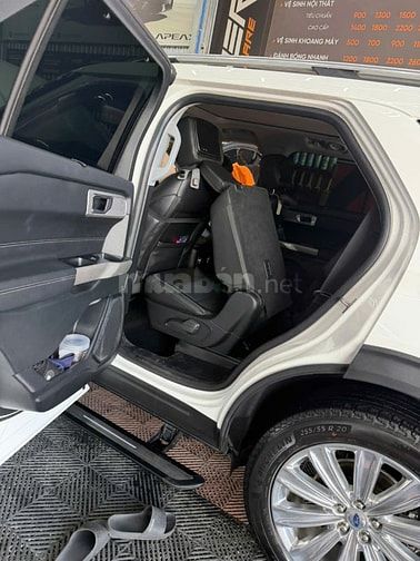 Cần bán 1 xe Ford Explorer đi được 32.000 km, xe còn mới toanh