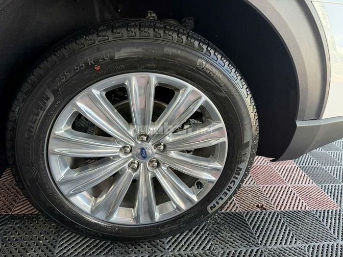 Cần bán 1 xe Ford Explorer đi được 32.000 km, xe còn mới toanh