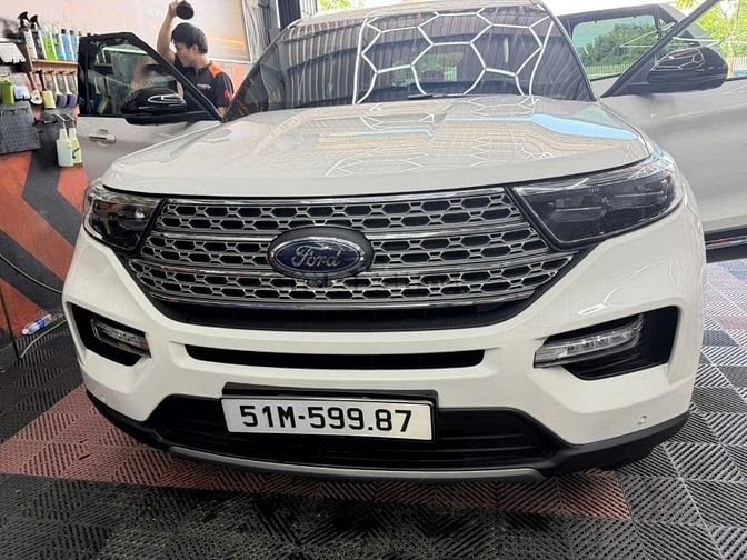 Cần bán 1 xe Ford Explorer đi được 32.000 km, xe còn mới toanh