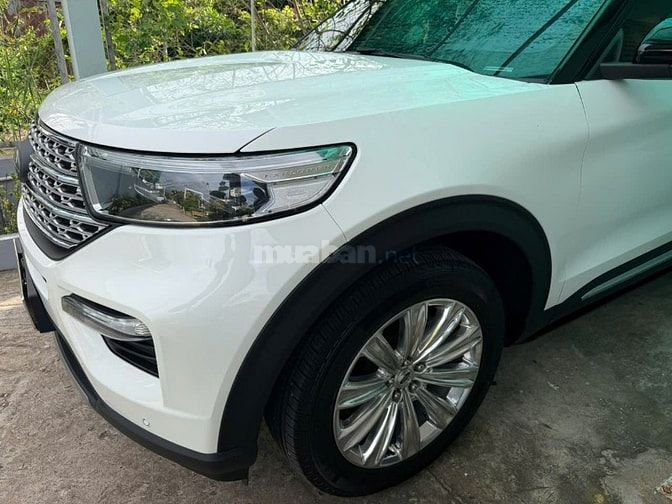 Cần bán 1 xe Ford Explorer đi được 32.000 km, xe còn mới toanh