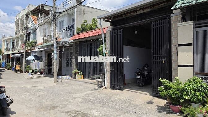 HOT- Nhà lầu DT 4x25, sân xe hơi, gần chợ Đại Hải, chợ Bà Điểm Hóc Môn