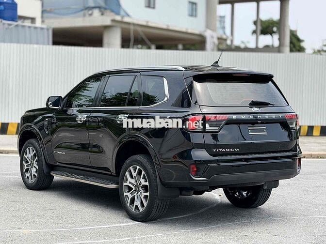Ford Everest Titanium 2022 2.0L 4x2 AT Đen