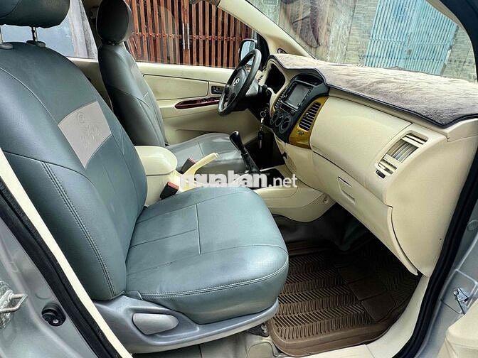 Toyota Innova 2010 Bạc 7 chỗ