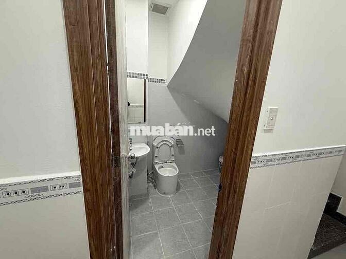 NHÀ HẺM XE HƠI ĐƯỜNG NGUYỄN DU GẦN ĐẠI HỌC CÔNG NGHIỆP 4 CÓ MÁY LẠNH