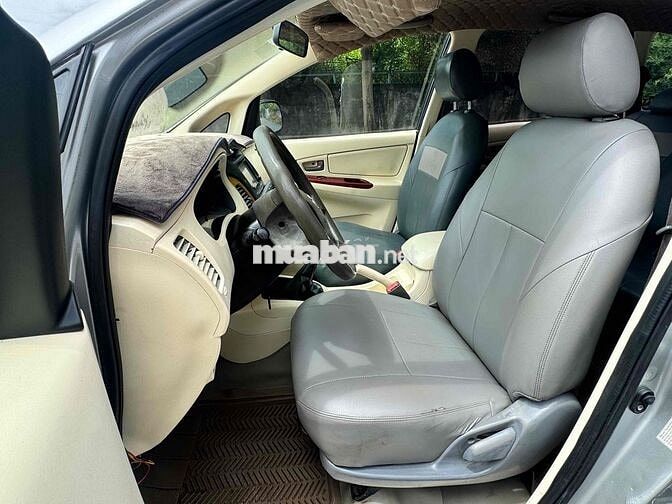 Toyota Innova 2010 Bạc 7 chỗ
