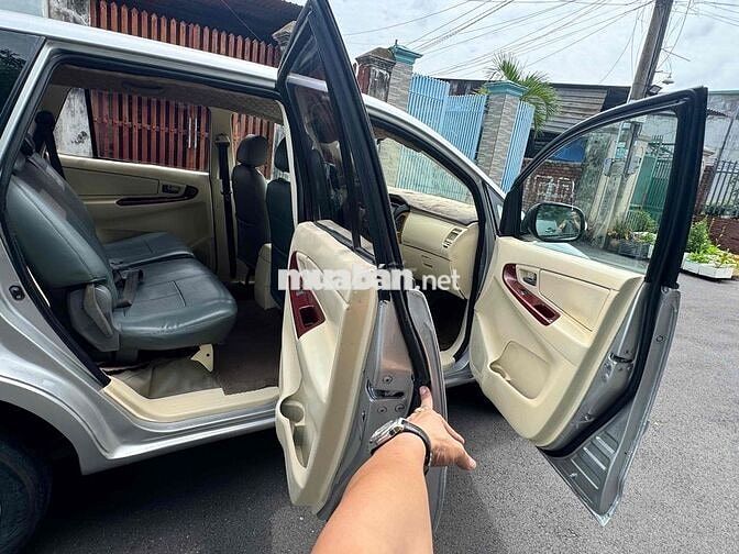 Toyota Innova 2010 Bạc 7 chỗ