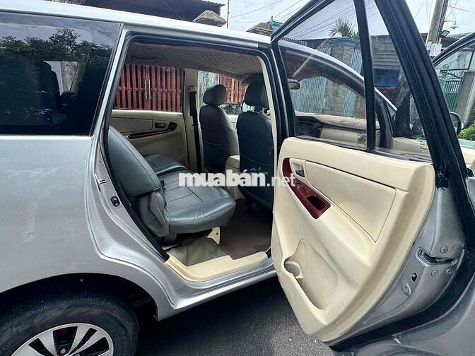 Toyota Innova 2010 Bạc 7 chỗ