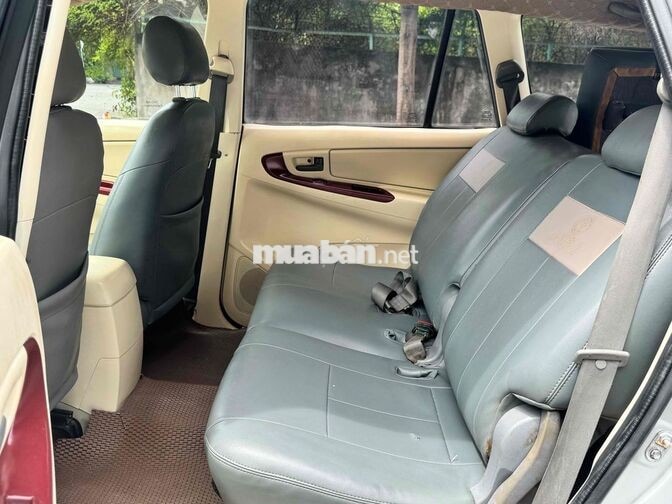 Toyota Innova 2010 Bạc 7 chỗ