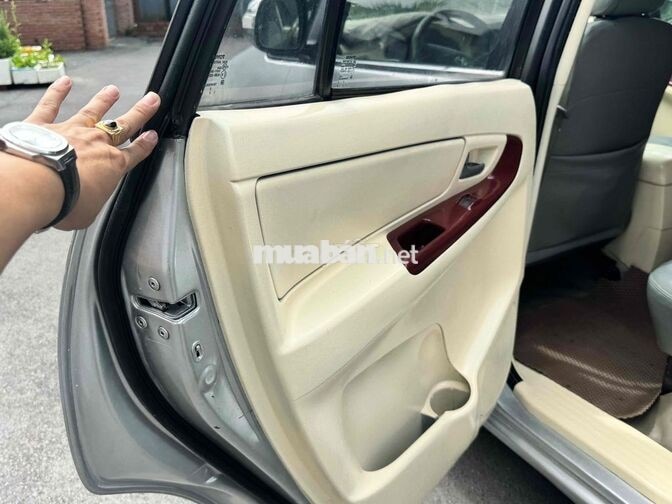 Toyota Innova 2010 Bạc 7 chỗ