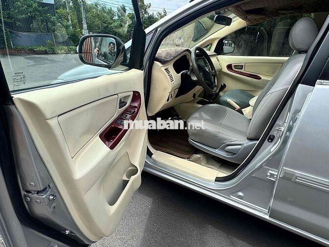 Toyota Innova 2010 Bạc 7 chỗ