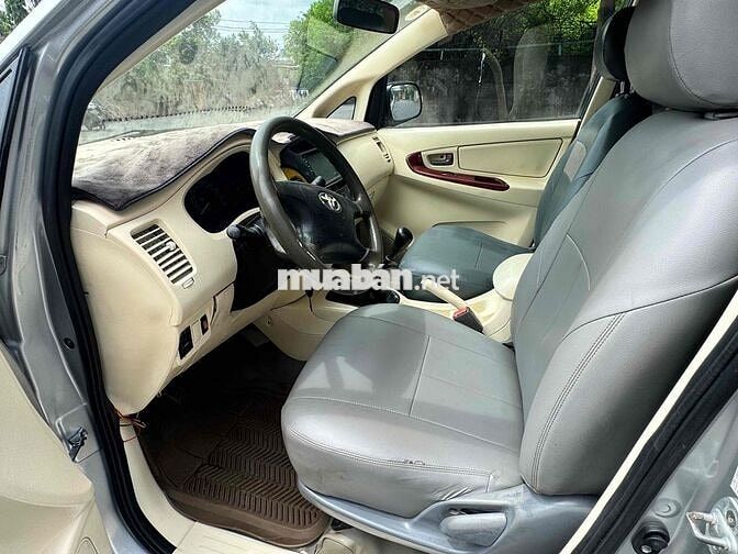 Toyota Innova 2010 Bạc 7 chỗ