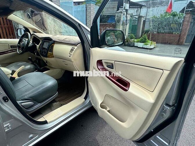 Toyota Innova 2010 Bạc 7 chỗ