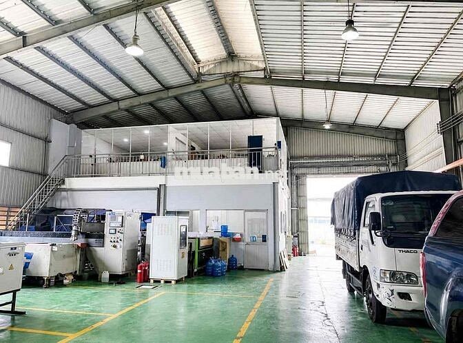 Xưởng 1.500m đường lớn có bãi xe và văn phòng