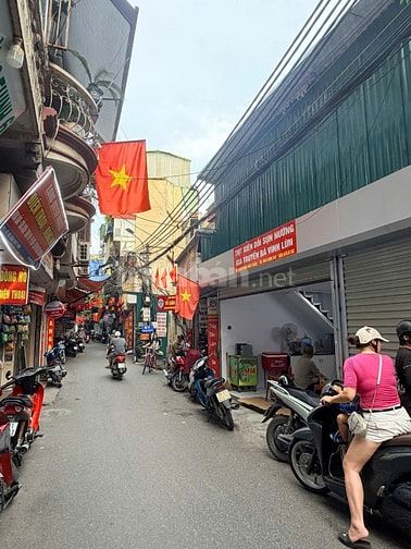 Bán nhà mặt phố đê Trần Khát Chân, DT 24m2 x 2 tầng, MT 6m