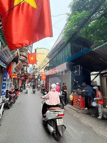Bán nhà mặt phố đê Trần Khát Chân, DT 24m2 x 2 tầng, MT 6m