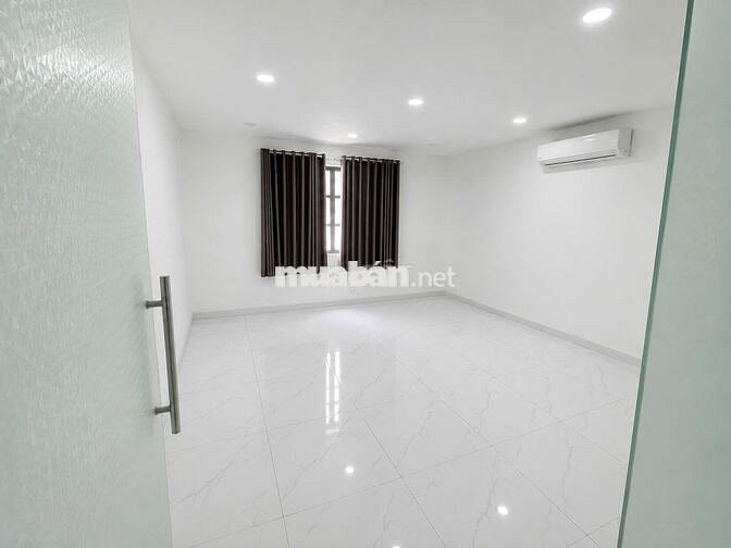 Nguyên sàn lầu 2 giá 11tr diện tích 100m2