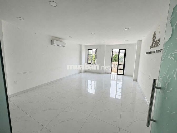 Nguyên sàn lầu 2 giá 11tr diện tích 100m2
