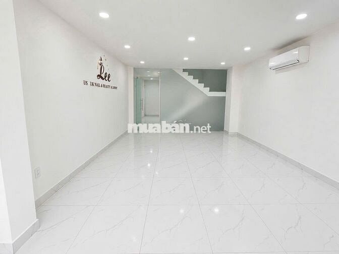Nguyên sàn lầu 2 giá 11tr diện tích 100m2
