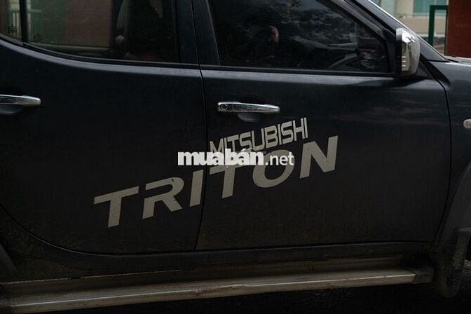 Mitsubishi Triton Đen