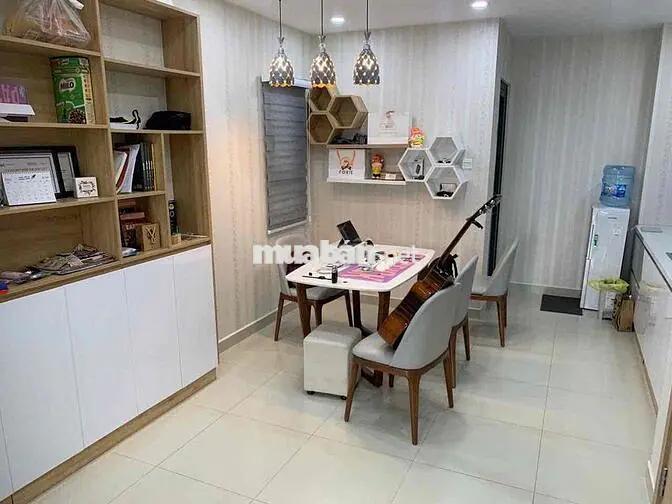 Căn hộ 1PN nội thất xịn xò, view hồ bơi, tầng cao thoáng mát, ở liền