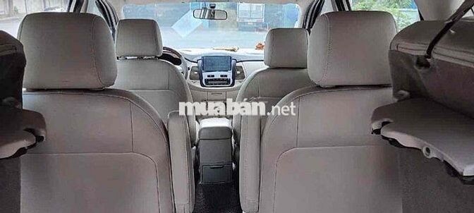 Toyota Innova V 7 chỗ Tự động Bạc