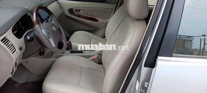 Toyota Innova V 7 chỗ Tự động Bạc