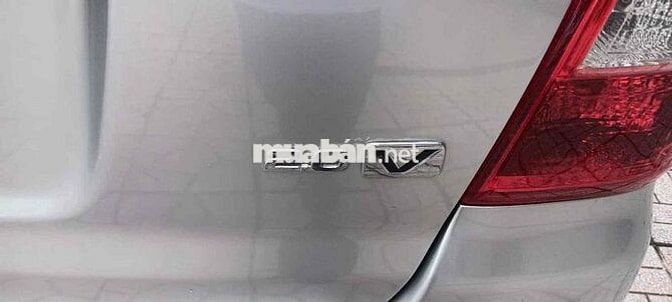 Toyota Innova V 7 chỗ Tự động Bạc