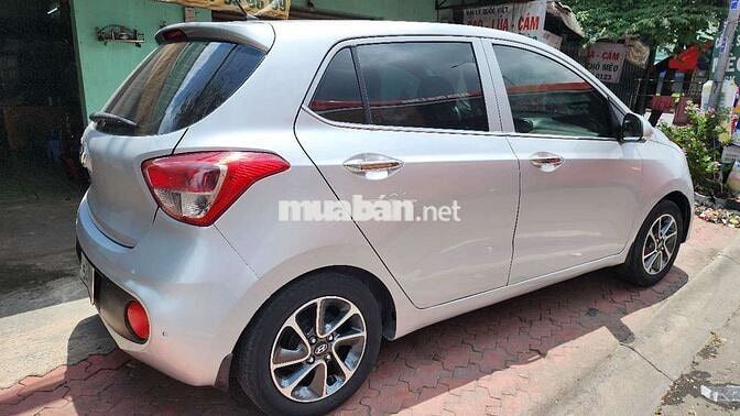 Hyundai Grand i10 Số sàn 5 chỗ Bạc