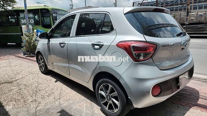 Hyundai Grand i10 Số sàn 5 chỗ Bạc