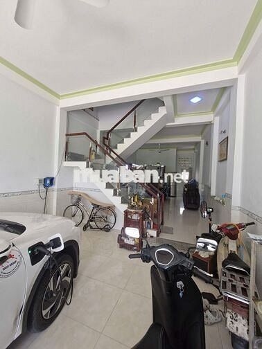 HOT- Bán gấp nhà 5x16, 2 lầu, đường 16m, KDC Xuyên Á giáp Hóc Môn