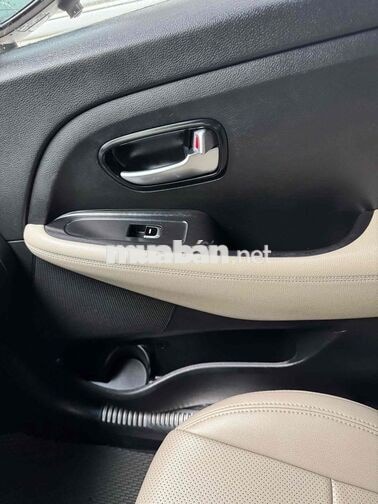 Kia Rondo Vàng cát 7 chỗ
