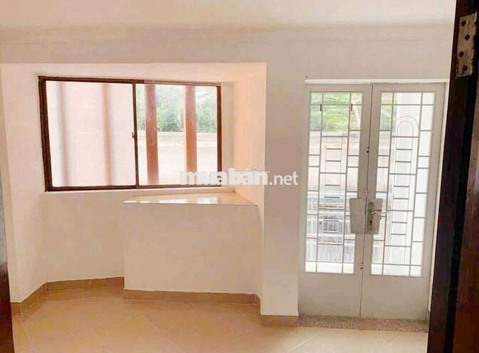 NHÀ MỚI, ÔTÔ có thể đậu trước cửa). 3pn, 3wc. BT 