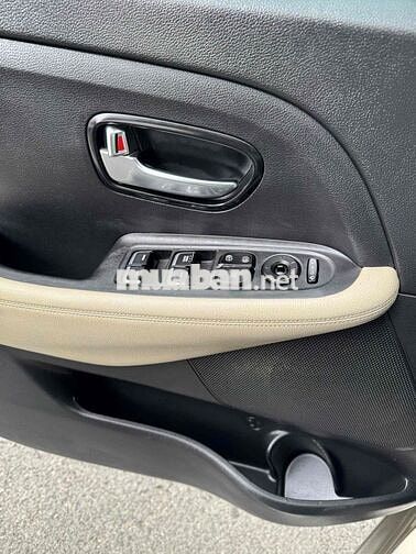 Kia Rondo Vàng cát 7 chỗ