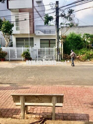 cho thuê nhà mặt tiền ngay ngã tư đường Lạc Long Quân - Lý bôn 