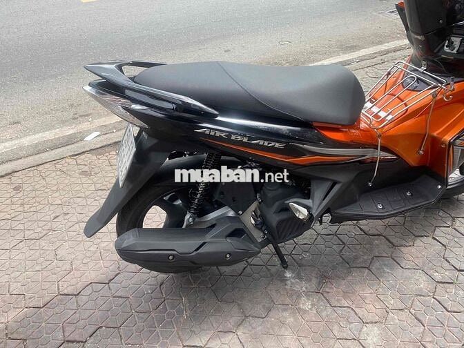 Honda Air Blade mắt cú đen cam
