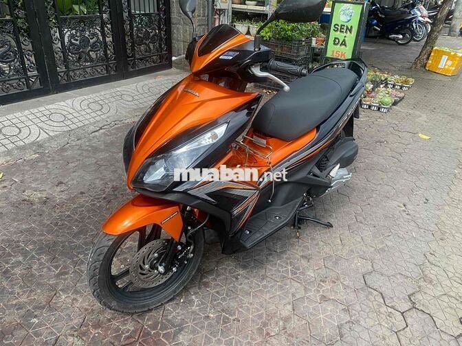 Honda Air Blade mắt cú đen cam