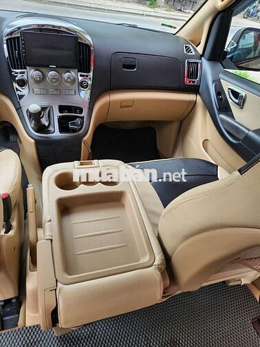 Hyundai Starex 9 chỗ Xăng Số sàn Vàng cát